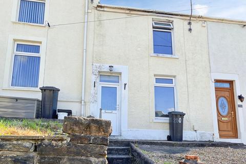2 bed property, in Old Road, £125,000