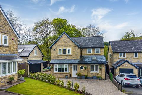 3 bed property, in Alden Close, £725,000