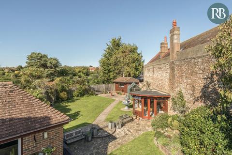 4 bed property, in Cross Road, £850,000