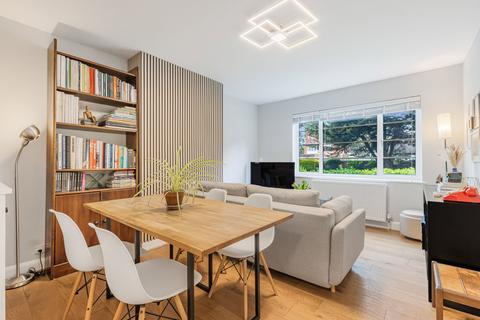 2 bed property, in Wellesley Court, £425,000