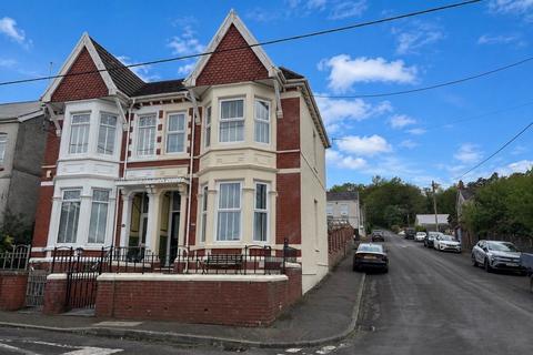 3 bed property, in Ceidrim Road, £221,999
