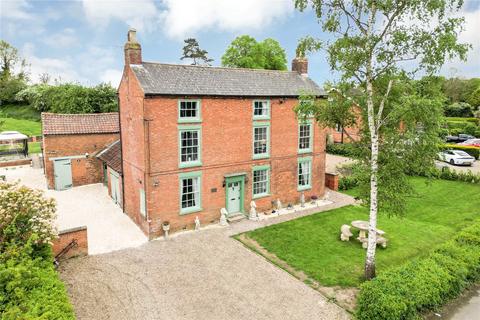 6 bed property, in Main Street, £850,000