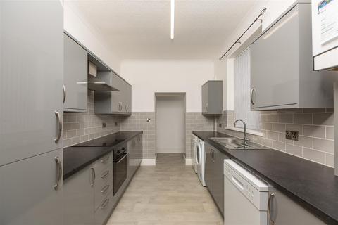 3 bed property, in Manor Road, £180,000
