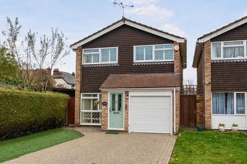 3 bed property, in Hall Close, £585,000