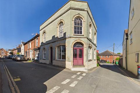 3 bed property, in Alma Street, £450,000