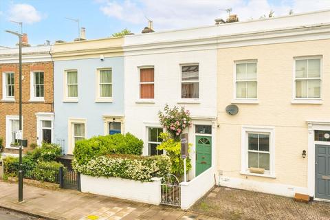 3 bed property, in Hartfield Crescent, £999,950