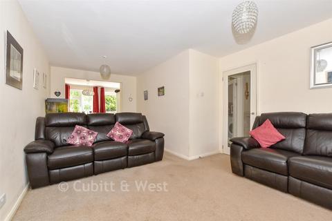 3 bed property, in Rochester Way, £425,000