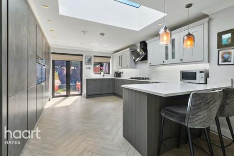 2 bed property, in Paddington Close, £500,000