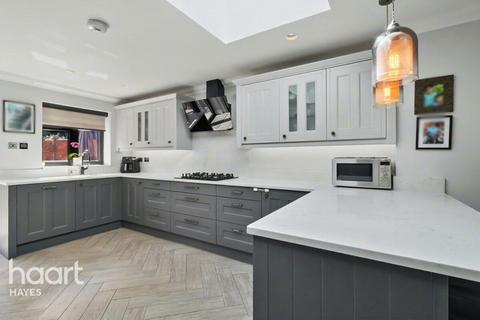 2 bed property, in Paddington Close, £490,000