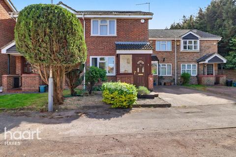 2 bed property, in Paddington Close, £490,000