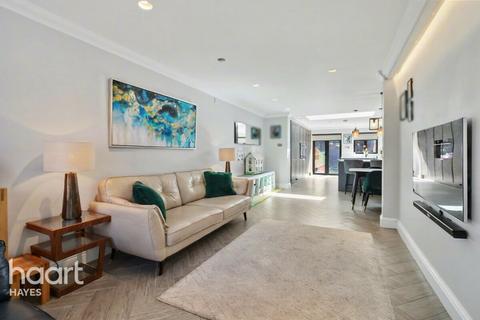 2 bed property, in Paddington Close, £500,000