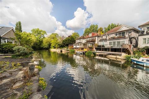 3 bed property, in Sunbury Court Island, £475,000