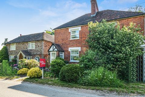 2 bed property, in Great Chart, £375,000