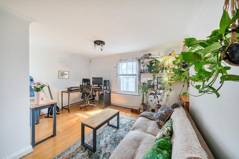 1 bed property, in Cowley Road, £250,000