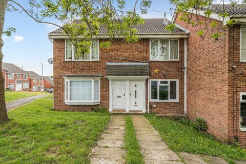 1 bed property, in Woodhall Drive, £100,000