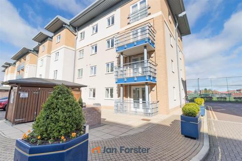 2 bed property, in Knightsbridge Court, £164,950