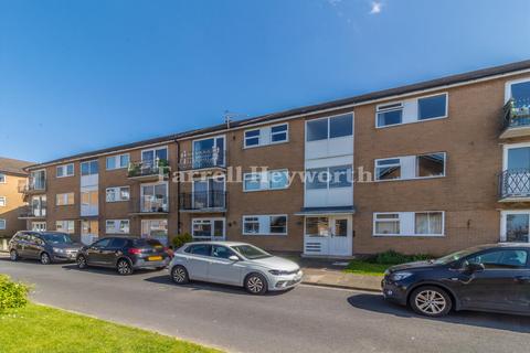 2 bed property, in South Lawn, £80,000