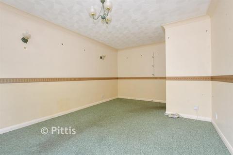 2 bed property, in Royal Crescent, £105,000