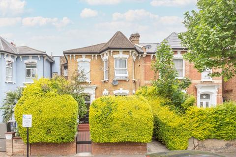 1 bed property, in Fountayne Road, £250,000