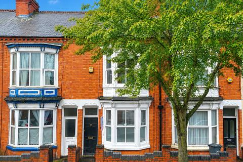2 bed property, in Beaconsfield Road, £200,000