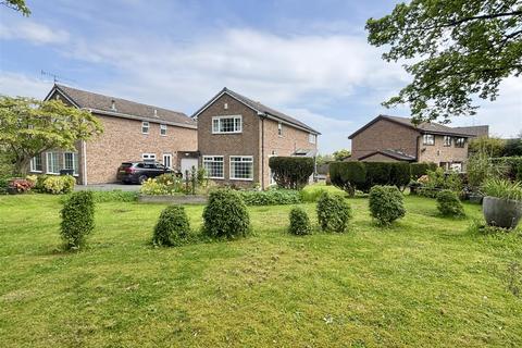 3 bed property, in Pasture Lane, £335,000