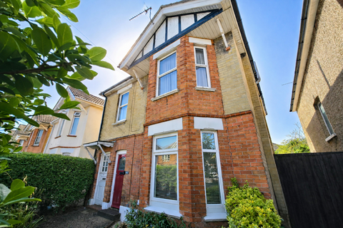 1 bed property, in Alma Road, £180,000
