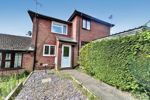 2 bed property, in Ross Gardens, £270,000