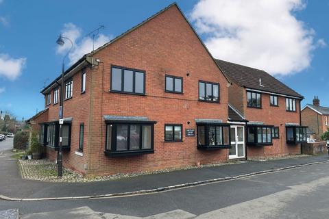 2 bed property, in Wynnswick Road, £270,000