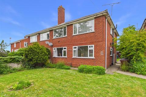 2 bed property, in Pirton Lane, £195,000