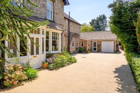 5 bed property, in Broughton Rise, £899,950