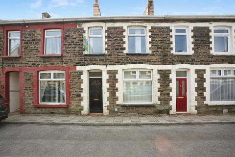 3 bed property, in Oakfield Street, £165,000