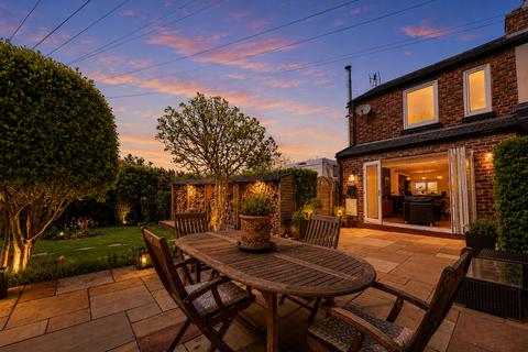 2 bed property, in Park Lane, £400,000