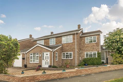 5 bed property, in Vicarage Close, £625,000