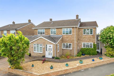 5 bed property, in Vicarage Close, £600,000