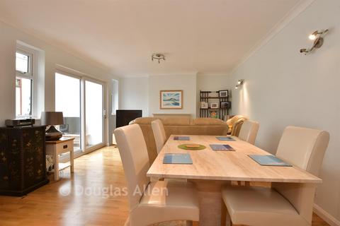 2 bed property, in Dacre Gardens, £750,000