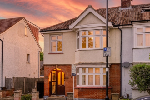 3 bed property, in Manton Avenue, £800,000