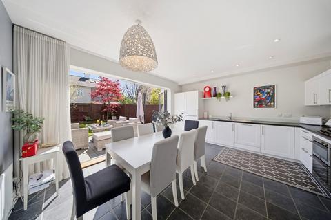 4 bed property, in Beaumont Drive, £700,000