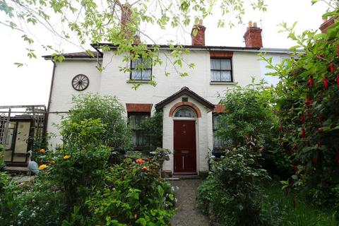2 bed property, in Court Road, £140,000