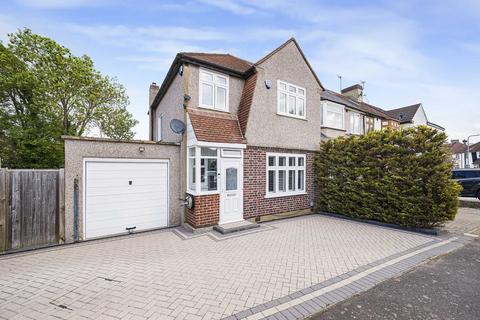 3 bed property, in Arlington Close, £550,000
