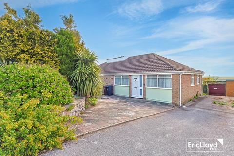 2 bed property, in Raddicombe Drive, £249,950