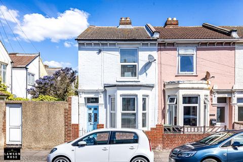 2 bed property, in Westfield Road, £260,000
