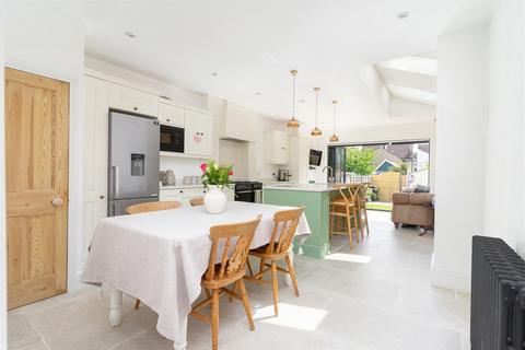 2 bed property, in Churchill Road, £465,000