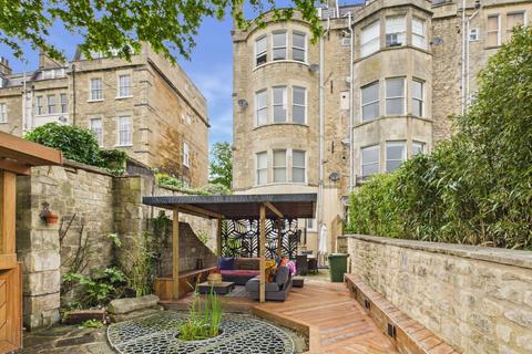 3 bed property, in Kensington Place, £650,000