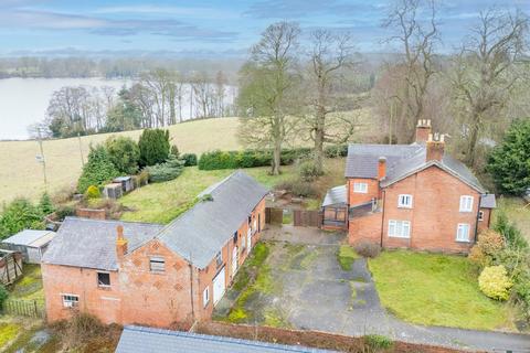 4 bed property, in Whitemere, £600,000