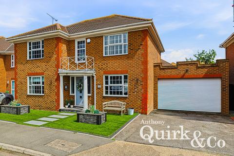 4 bed property, in Silver Point Marine, £525,000