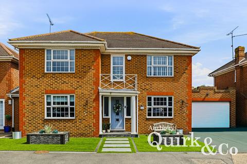 4 bed property, in Silver Point Marine, £525,000