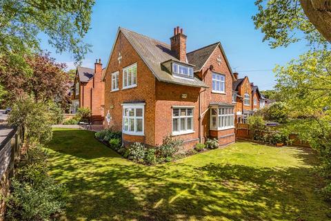 4 bed property, in Alverstone Road, £750,000