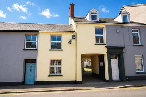 3 bed property, in Barnstaple Street, £200,000