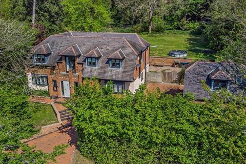 5 bed property, in Medbourne Road, £1,100,000