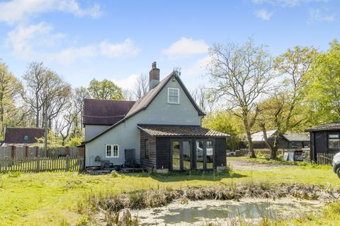 5 bed property, in Yaxley Road, £600,000
